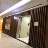 室內(nèi)裝飾木紋弧形鋁方通_電影院幕墻吊頂裝飾一體弧形鋁方通