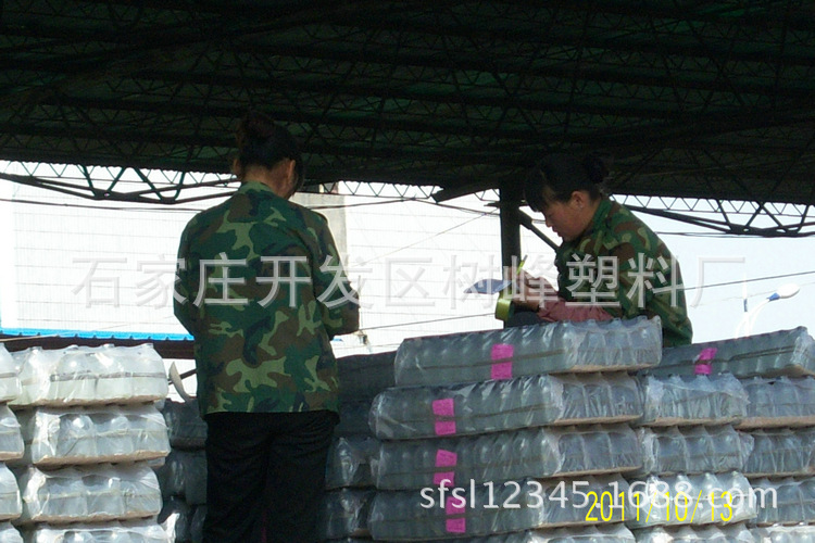 質(zhì)檢人員正在檢驗(yàn)PE收縮袋