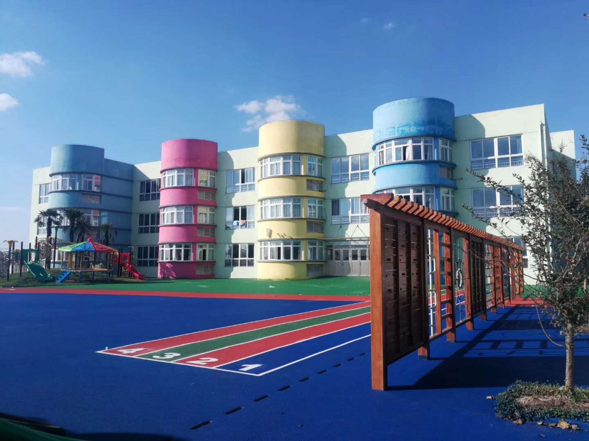 姜堰區興泰幼兒園室外自結紋塑膠場地鋪設效果圖1